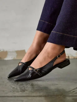 - Prague Lage schoenen met spitse neus en gespdetail*Linzi Best