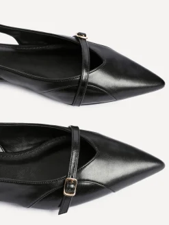 - Prague Lage schoenen met spitse neus en gespdetail*Linzi Best