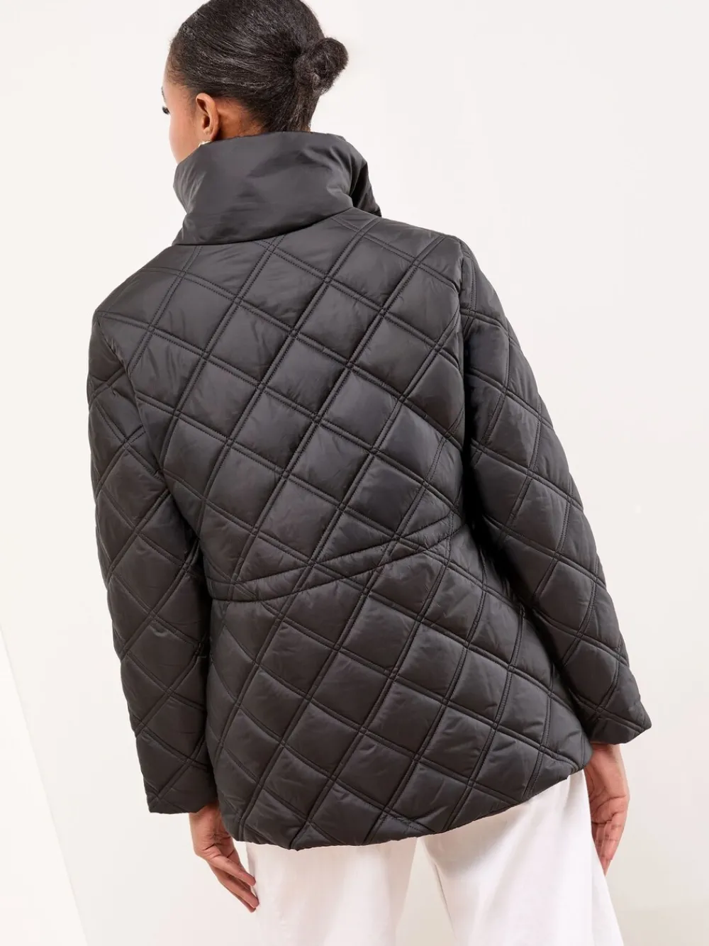 - - Korte gewatteerde jas met trechterkraag*Lipsy Best