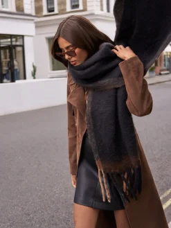 Zwart - Cosy geborstelde sjaal*Lipsy Sale