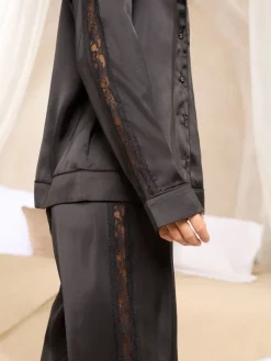 - satijnen pyjamaset met lange mouwen en kanten details*Lipsy Clearance