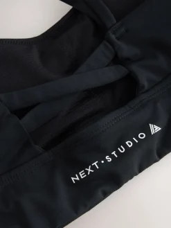 - Medium impact sportbeha met bandjes achter*Next Sale