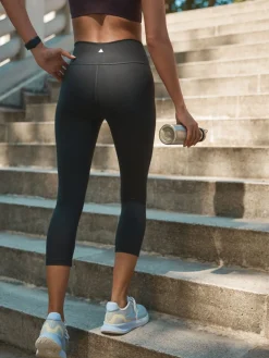 Zwart - Active Sports - Vormgevende Dry Tech-midi-legging met buikcorrectie en hoge taille*Next Hot