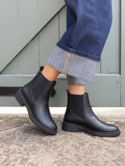 - Dottie Flat Chelsea Ankle Boots*Novo New