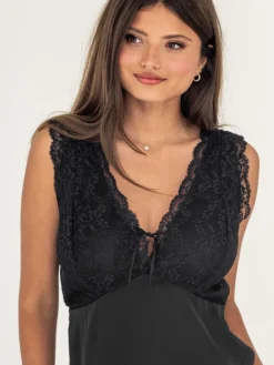 Zwart - Dusk satijnen nachthemd met kant*Pour Moi Online