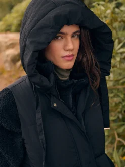 Zwart - Regenbestendige bodywarmer met capuchon en gebreide kraag*Next