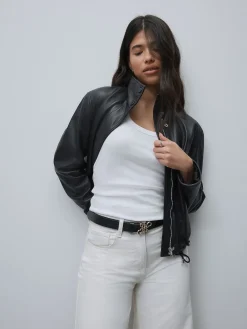 - Reguliere leren riem met opvallende gesp*Next