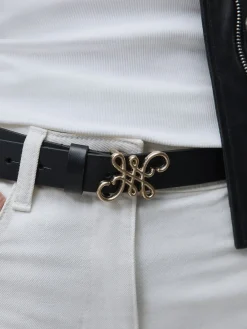 - Reguliere leren riem met opvallende gesp*Next