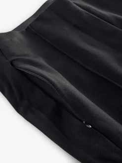 - Smalle vormgevende broek*Next Best