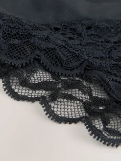 - Ultiem comfort slip met hoge beenuitsnijding en kanten achterkant*Next Discount