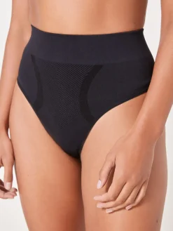 - Vormgevende naadloze slip voor gladdere dijen met stevige buikcorrectie*Next Sale