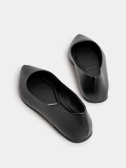 - Wide Fit Flat Point Pumps*Yours Curve Hot