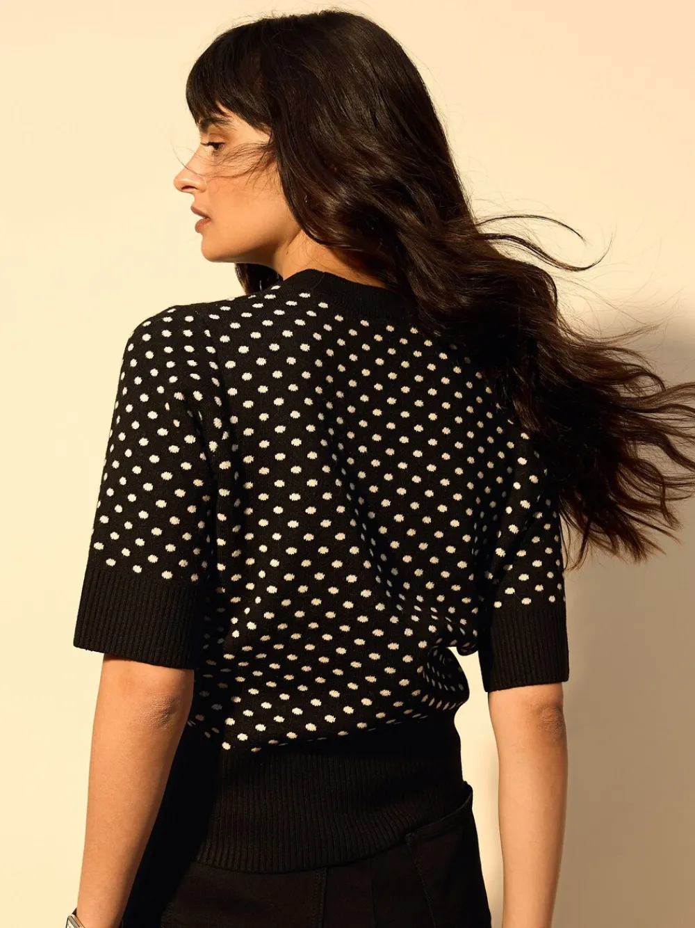 Zwart met stippen - Superzachte gebreide top met korte mouwen*Next Online