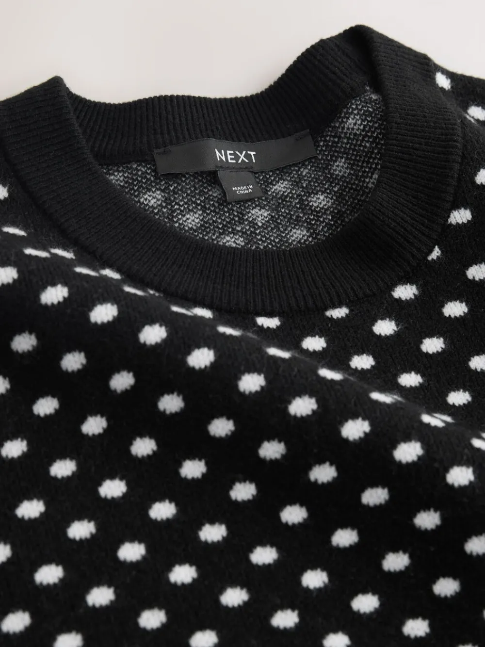 Zwart met stippen - Superzachte gebreide top met korte mouwen*Next Online