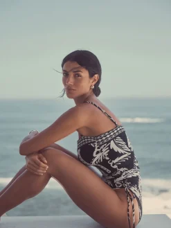 Zwart/Crème Palm - Vormgevend bandeaubadpak met buikcorrectie en afgeronde pijpen*Next Online