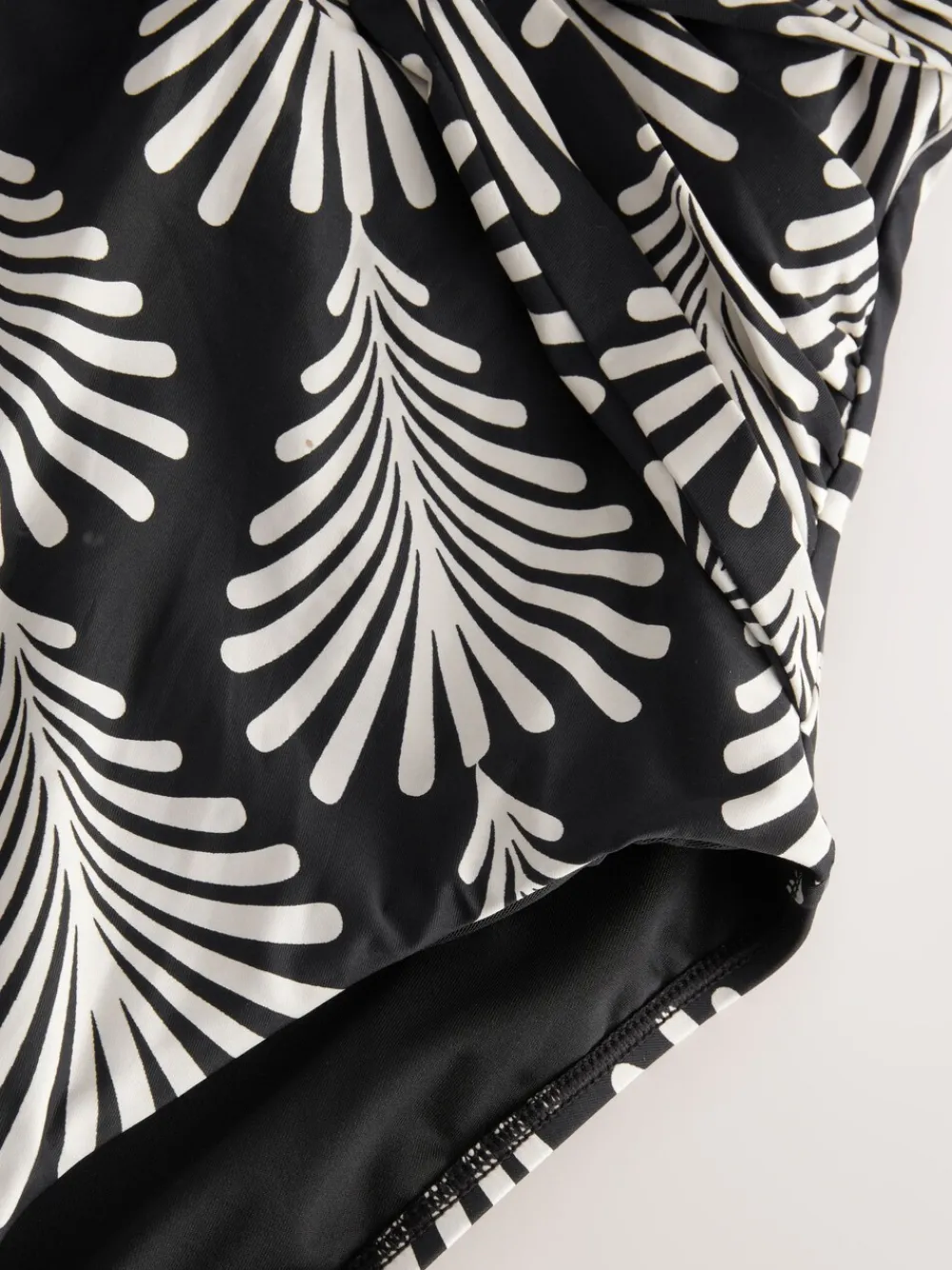 - Diepuitgesneden buikbedekkend badpak*Next