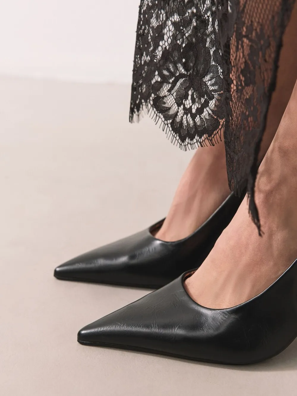 - Forever Comfort® puntige schoenen met hielbandje*Next Hot