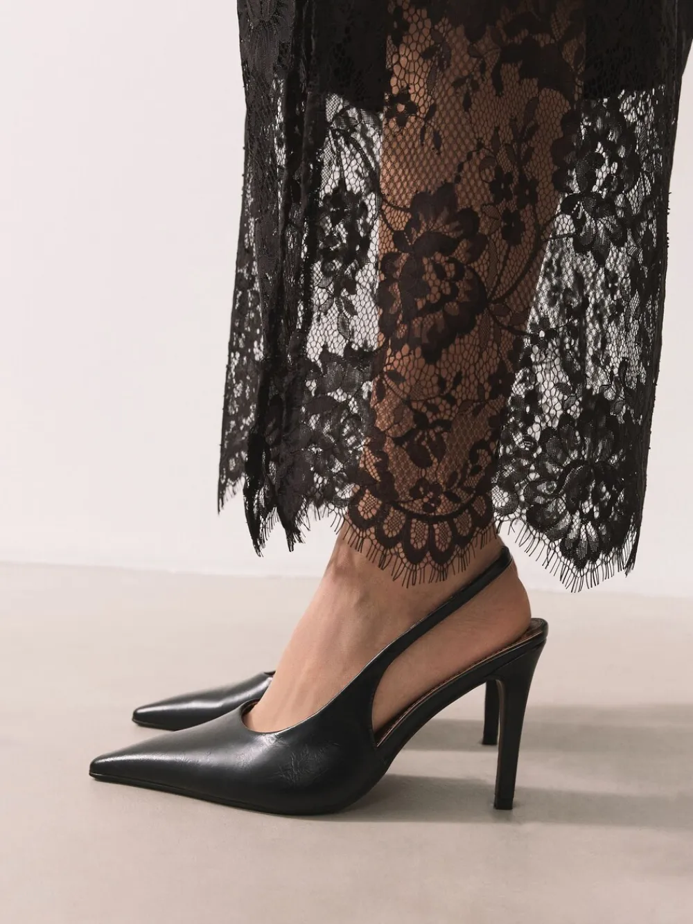 - Forever Comfort® puntige schoenen met hielbandje*Next Hot