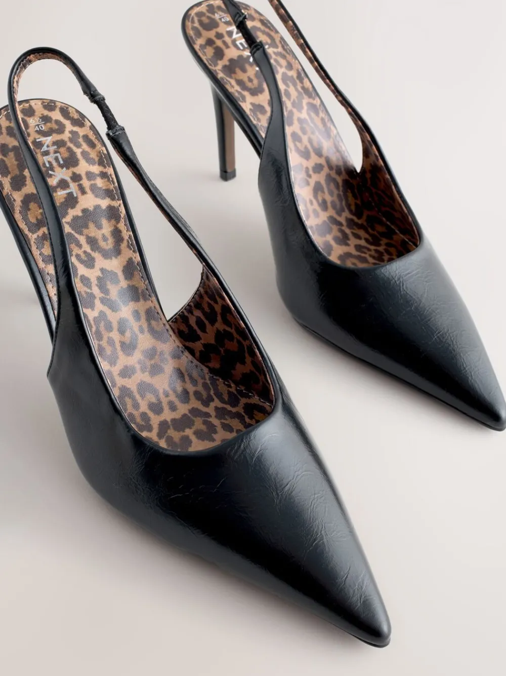 - Forever Comfort® puntige schoenen met hielbandje*Next Hot