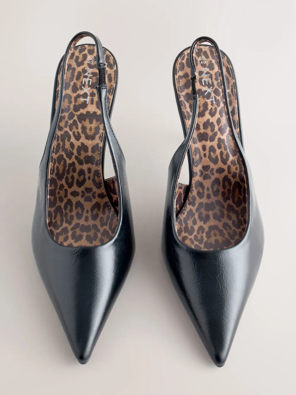 - Forever Comfort® puntige schoenen met hielbandje*Next Hot