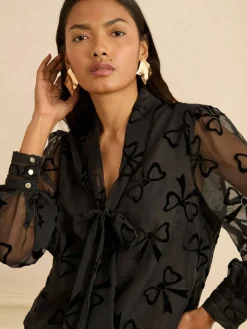 Zwarte Fluwelen Strik - blouse met lange mouwen en striksluiting*Love & Roses Outlet