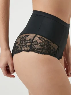 - Verpakking van 2 Braziliaanse slipjes met kanten achterkant en buikcorrigerend effect en print*Next Clearance