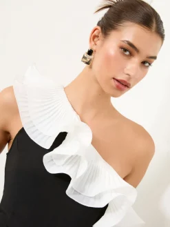 Zwart/wit - jumpsuit met ruches en een blote schouder*Lipsy Hot