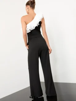 Zwart/wit - jumpsuit met ruches en een blote schouder*Lipsy Hot