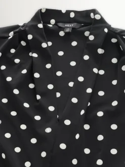 - Blouse met V-hals en lange mouwen*Next Sale